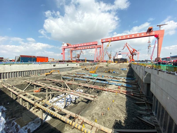 造船門式起重機