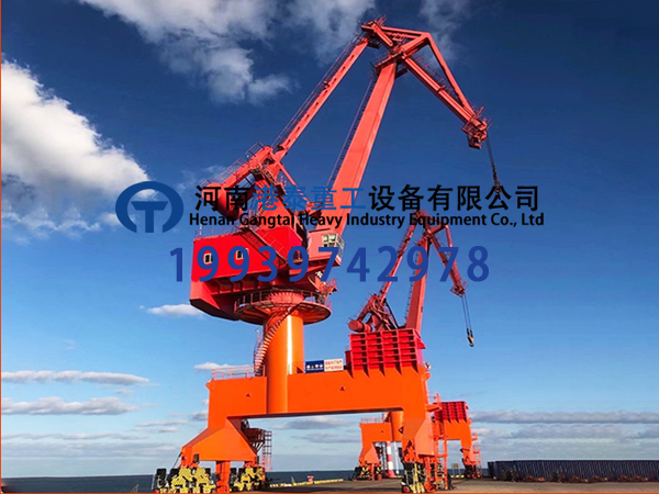 門座式起重機(jī)的運(yùn)行機(jī)構(gòu)如何保證平穩(wěn)運(yùn)行