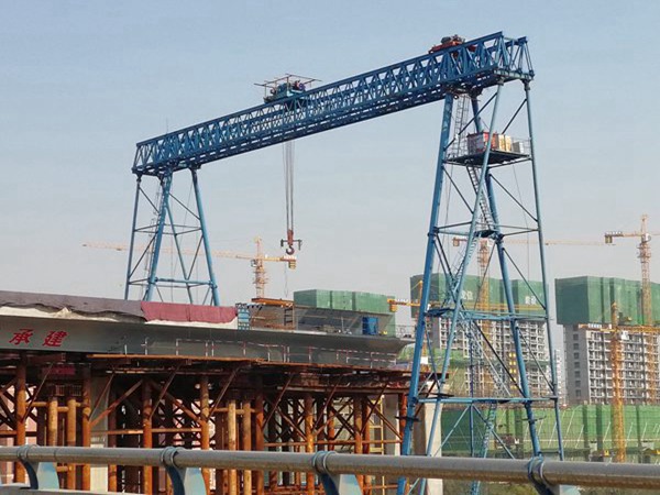 河南漯河150噸龍門(mén)吊廠家設(shè)備主梁一次成型