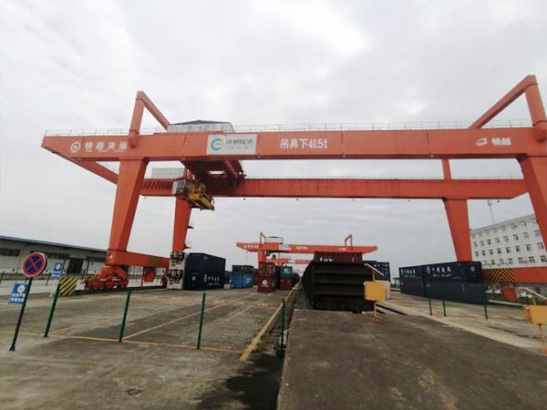 江西南昌集裝箱起重機(jī)廠家起重機(jī)進(jìn)行檢查